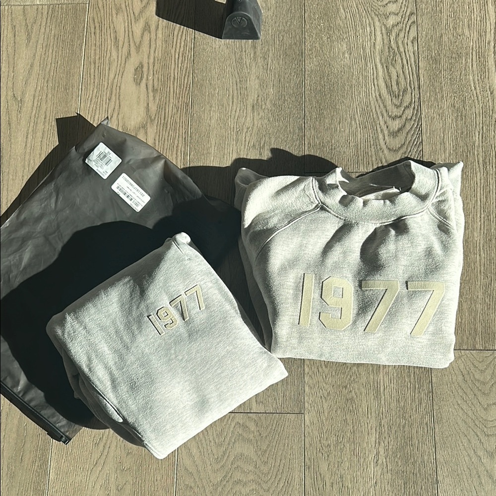 Gray 1977 Sweatshirt and Sweatpants Set
